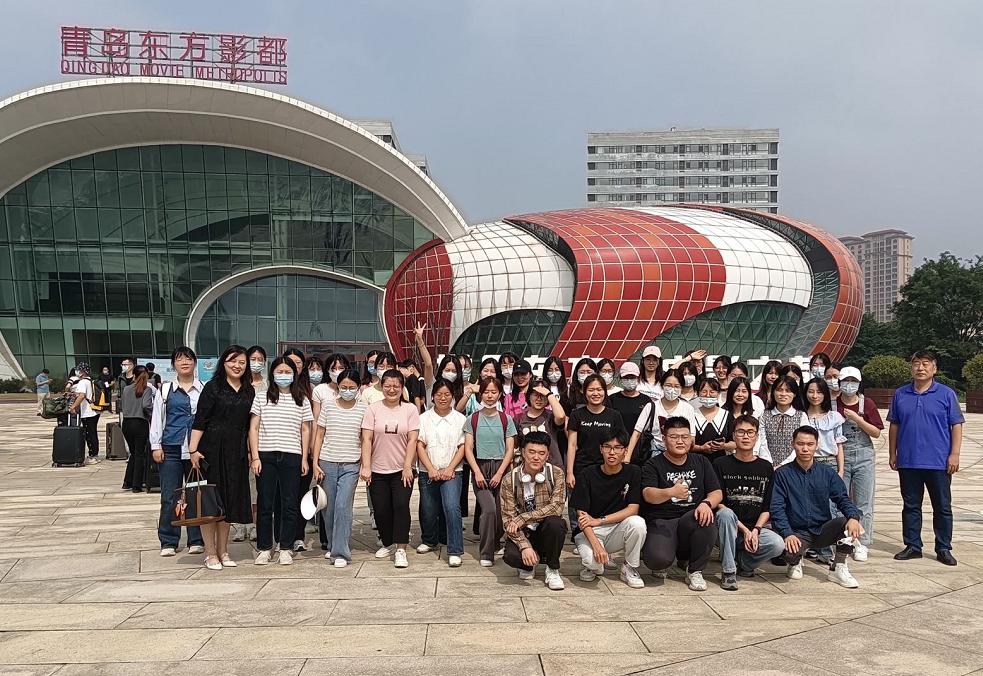 一群人站在建筑前描述已自动生成